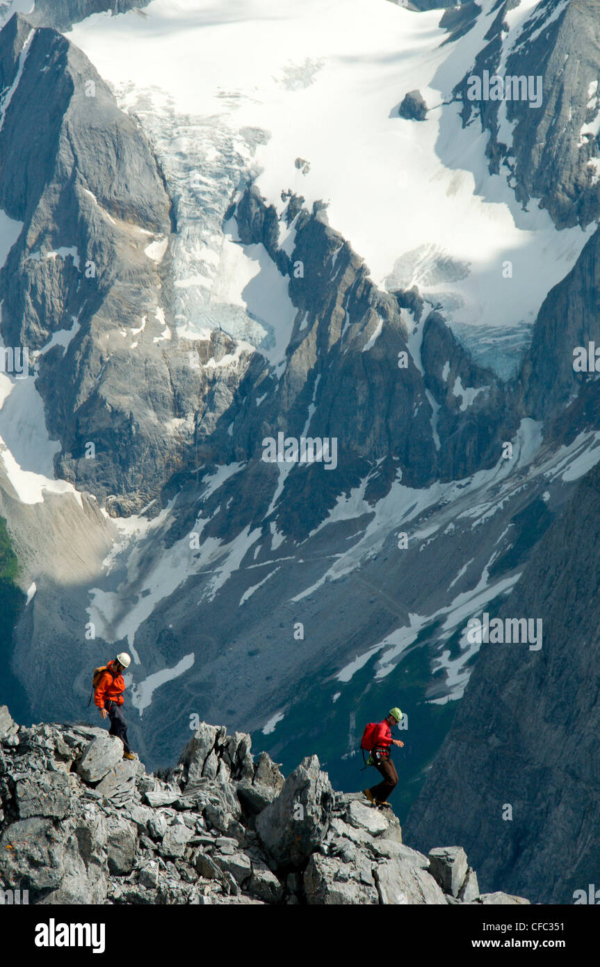 Zwei Bergsteiger steigen die Kalkfelsen des Mount Templeman, Selkirk Mountains, British Columbia, Kanada Stockfoto