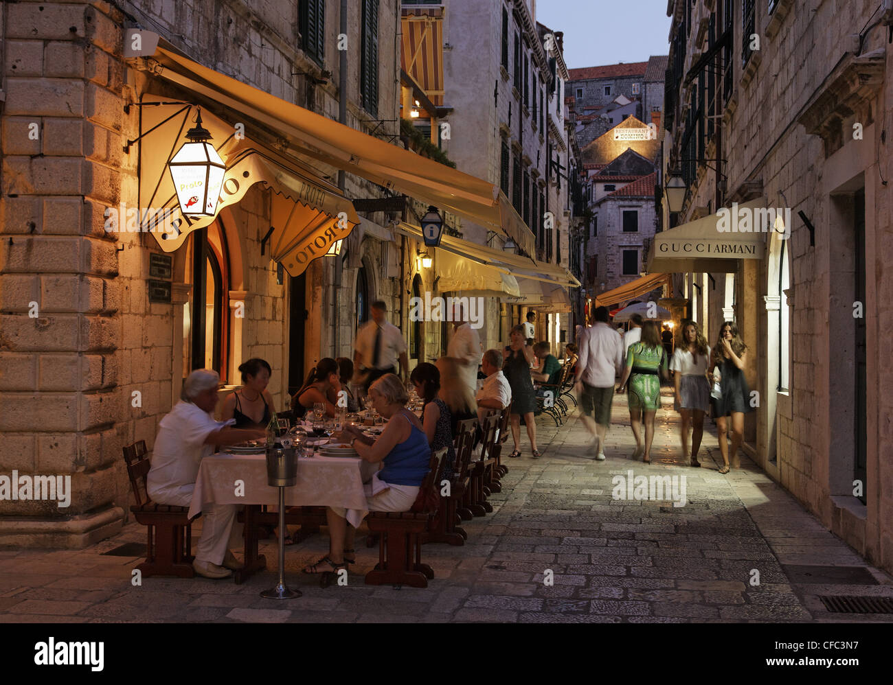 Gäste im Restaurant Proto in der Altstadt in der Abend, Dubrovnik, Dubrovnik-Neretva Grafschaft, Dolmatia, Kroatien Stockfoto