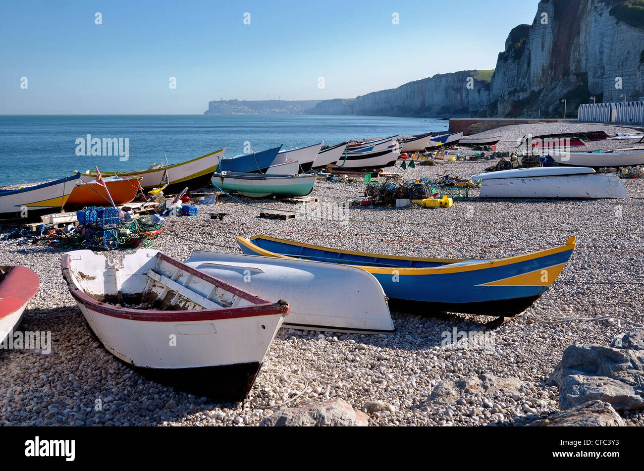 Boote in dem kleinen Fischerdorf Port Yport mit dem berühmten Felsen im Hintergrund, Gemeinde, in der Seine-Maritime in Frankreich Stockfoto