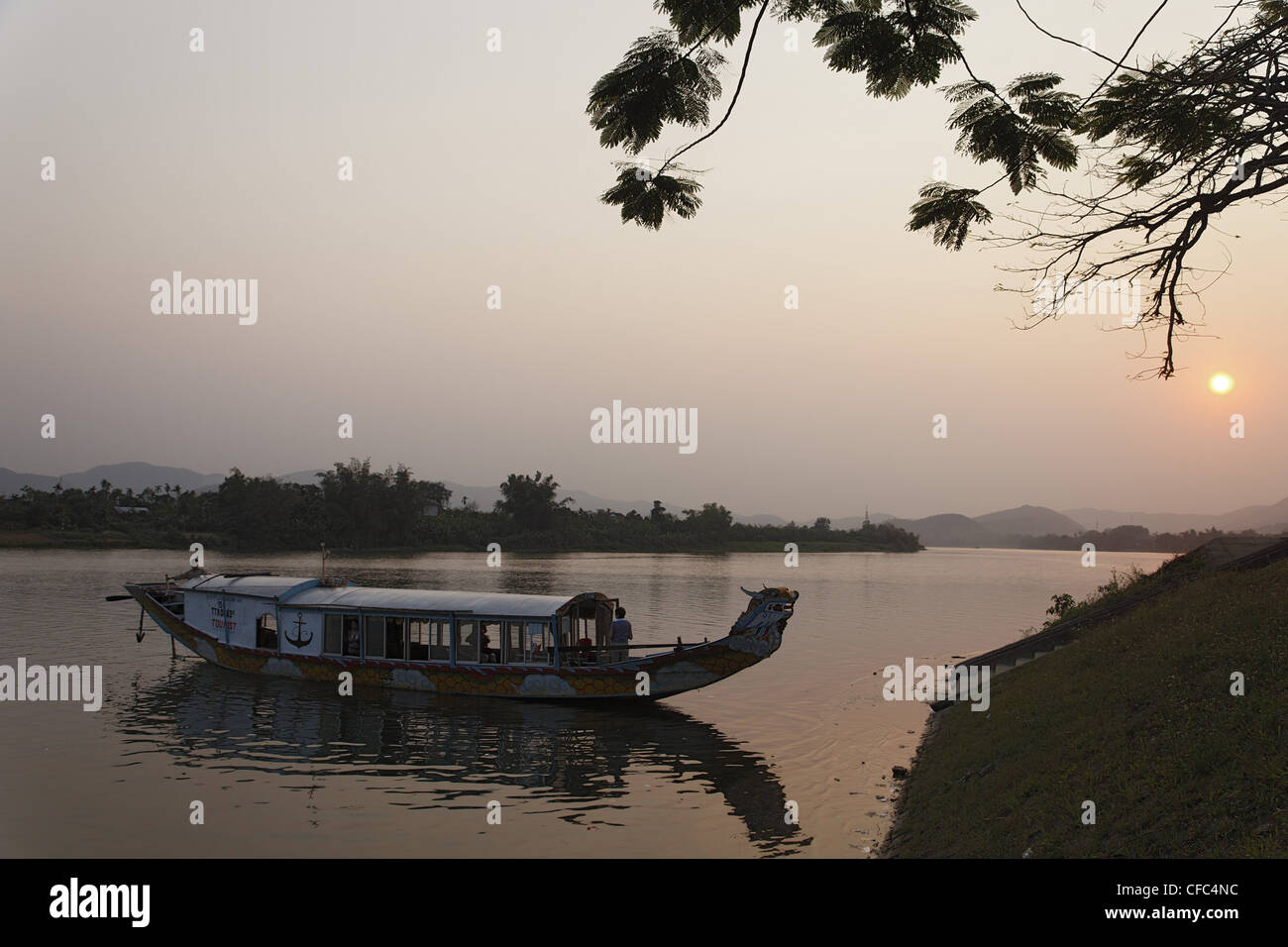 Drachenboot am Parfümfluss am Abend, Trung Bo, Hue, Vietnam Stockfoto