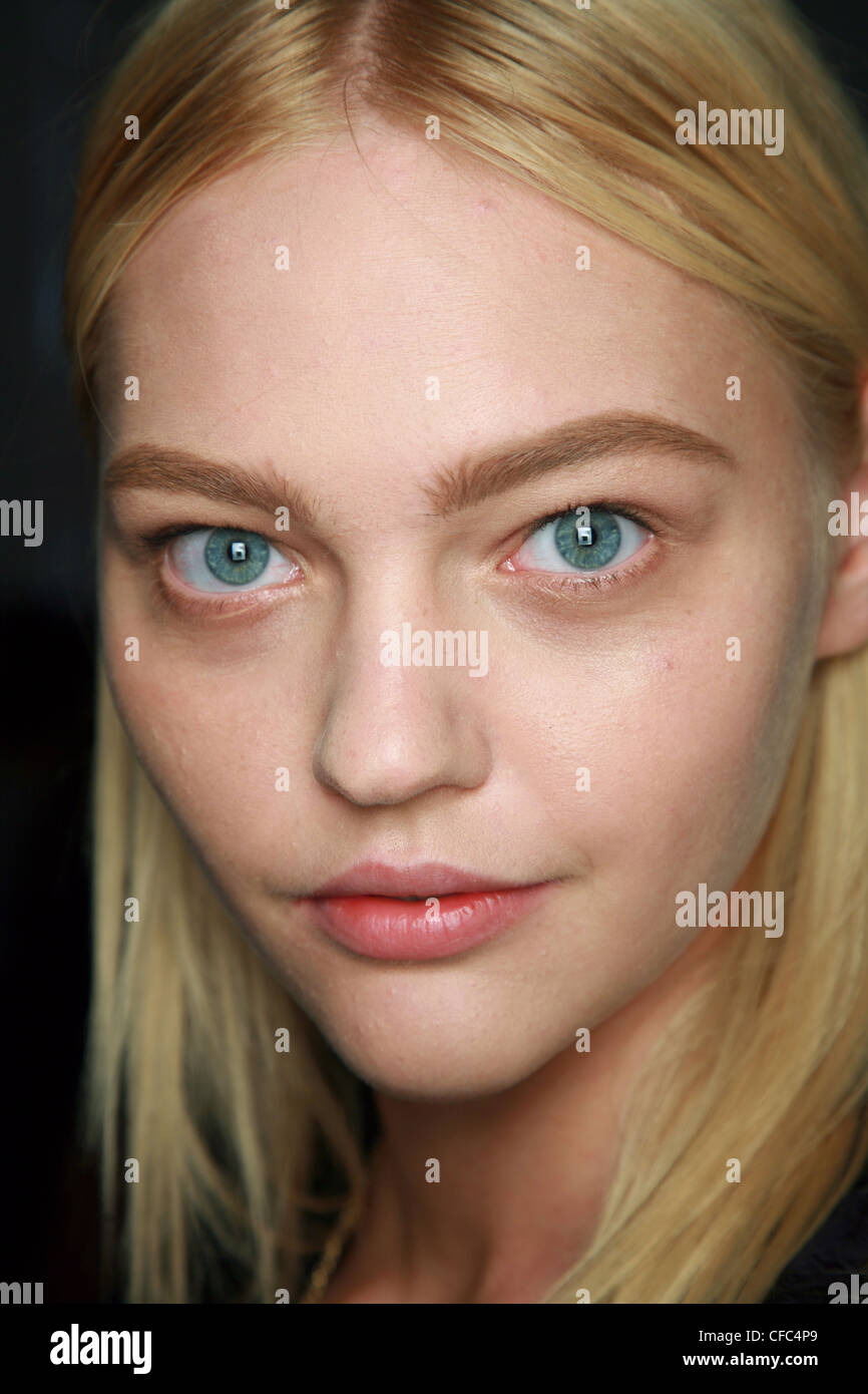 DKNY Backstage New York bereit zu tragen Frühling Sommer Modell mit Bleistift Augenbrauen, weichen braunen Lidschatten und weiche rosa Lippenstift Stockfoto