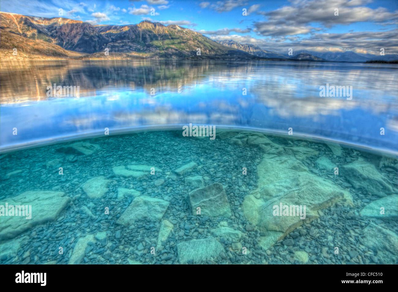 Der Blick über und unter Wasser in Atlin Lake, Atlin Lake Provincial Park, Atlin, Britisch-Kolumbien, Kanada. HDR-Version. Stockfoto