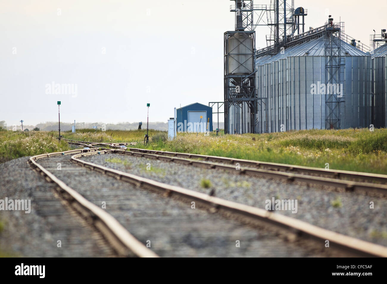 Im Landesinneren Getreide Terminal und Eisenbahn-Tracks. Rathwell, Manitoba, Kanada. Stockfoto