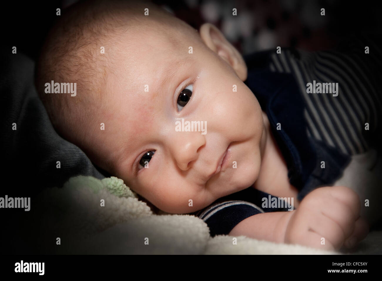 Kopfschuss des 8 - Wochen alten Baby Boy leicht lächelnd Stockfoto