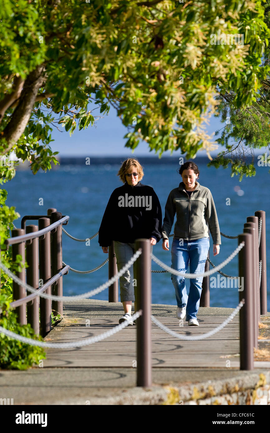 Zwei Frauen engagiert Gespräch Spaziergang entlang Stockfoto