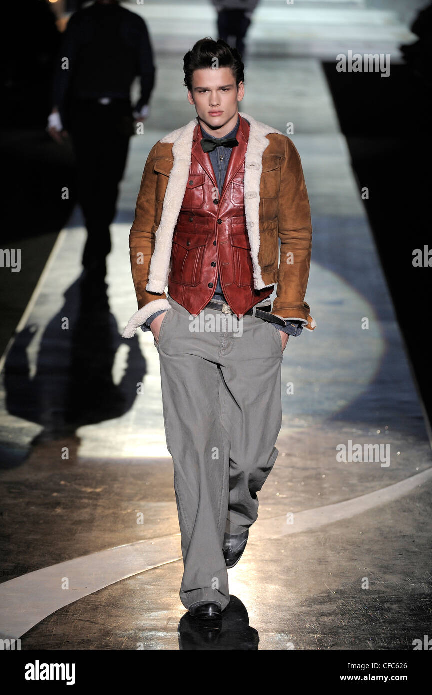 DSquared Mailand Menswear bereit zu tragen-Herbst-Winter-Schaffell  gefüttert braune Jacke in rotem Leder Weste, sackartige grau  Stockfotografie - Alamy