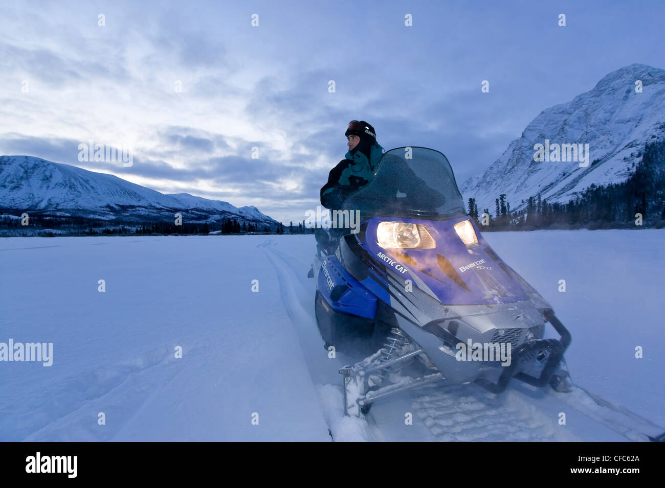 Snowmobiler Haltestellen Pause macht Umgebung Stockfoto