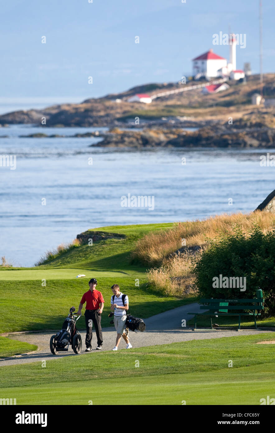 Zwei junge Golfer Erfahrungsaustausch spazieren Sie weiter Stockfoto