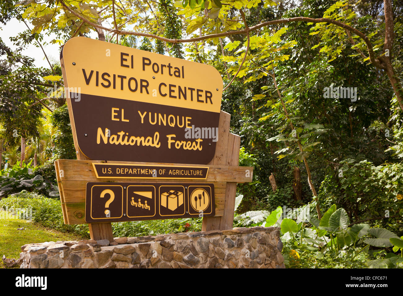 EL YUNQUE NATIONAL FOREST, PUERTO RICO - El Portal Visitor Center Zeichen im Regenwald. Stockfoto