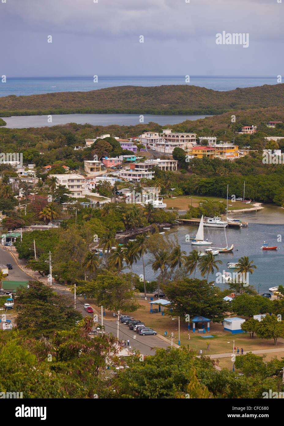 LAS CROABAS, PUERTO RICO - Hafen und lokale Gehäuse an Küste mit der großen Lagune in der Ferne. Stockfoto