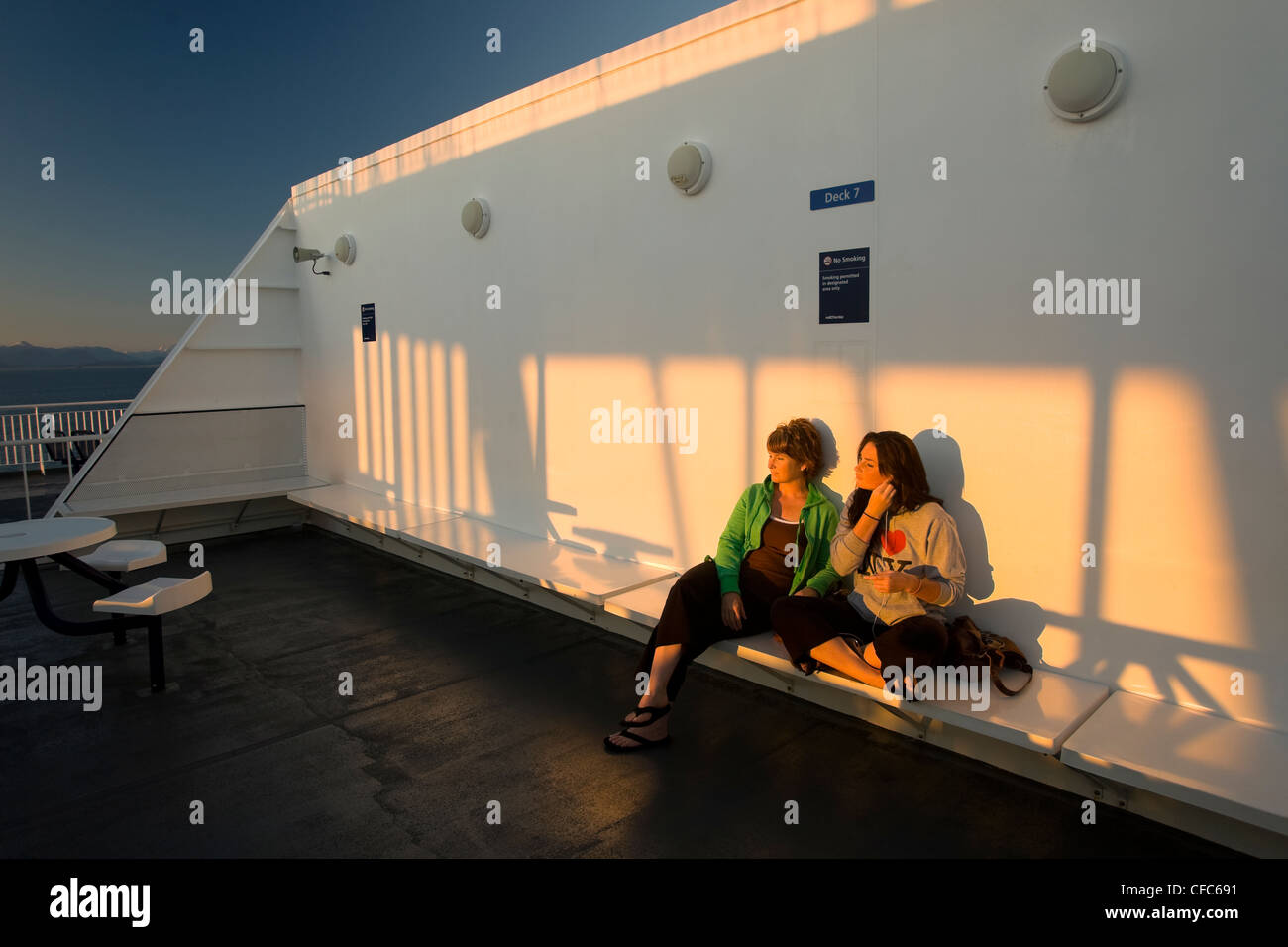 Mutter Tochter gemeinsam Augenblick neben Stockfoto