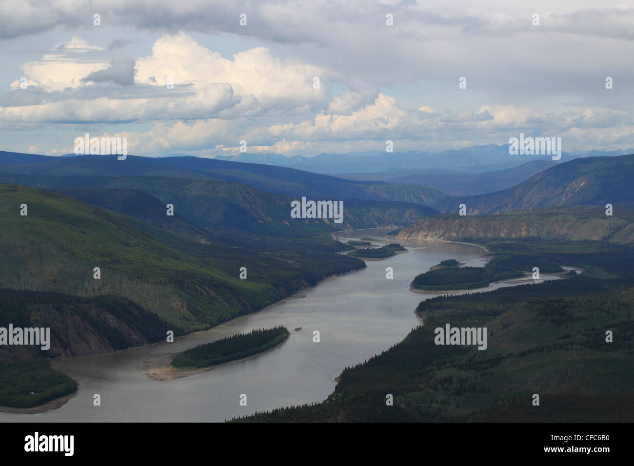 Dem Yukon River von Midnight Dome gesehen, als er North, Dawson City, Yukon, Kanada leitet. Stockfoto