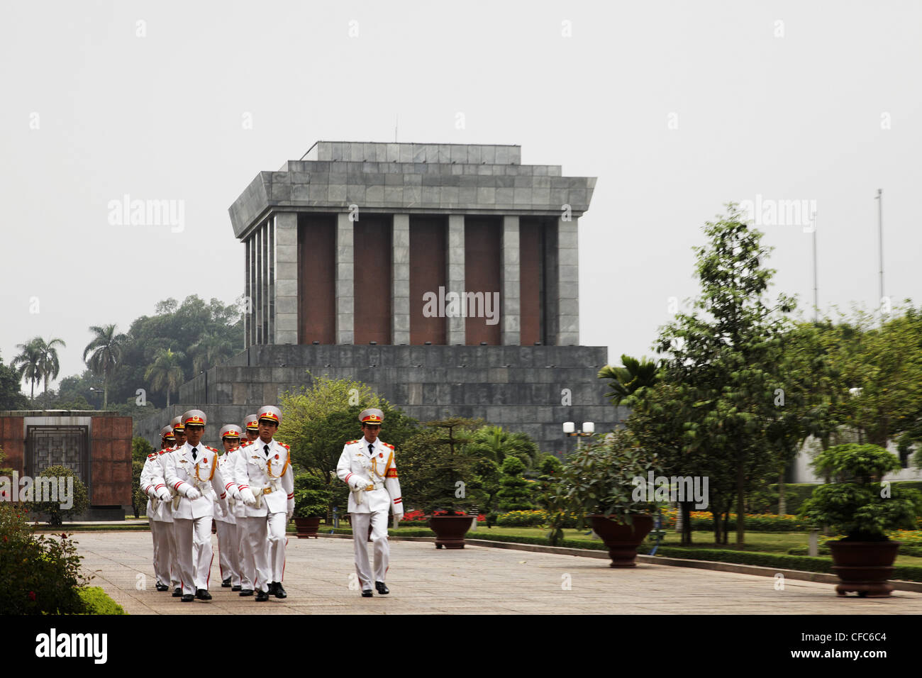 Die Wachablösung, Vietnam, Hanoi, Ho Chi Minh Mausoleum und Bac Bo Stockfoto