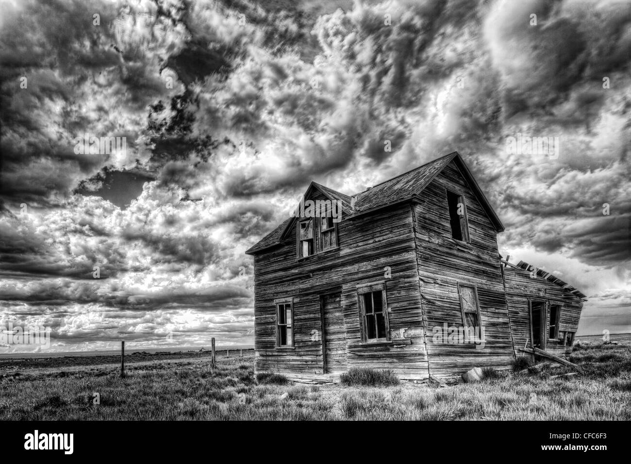 HDR und schwarz / weiß Foto von einem alten Gehöft außerhalb von Val Marie, Saskatchewan, Kanada. Stockfoto