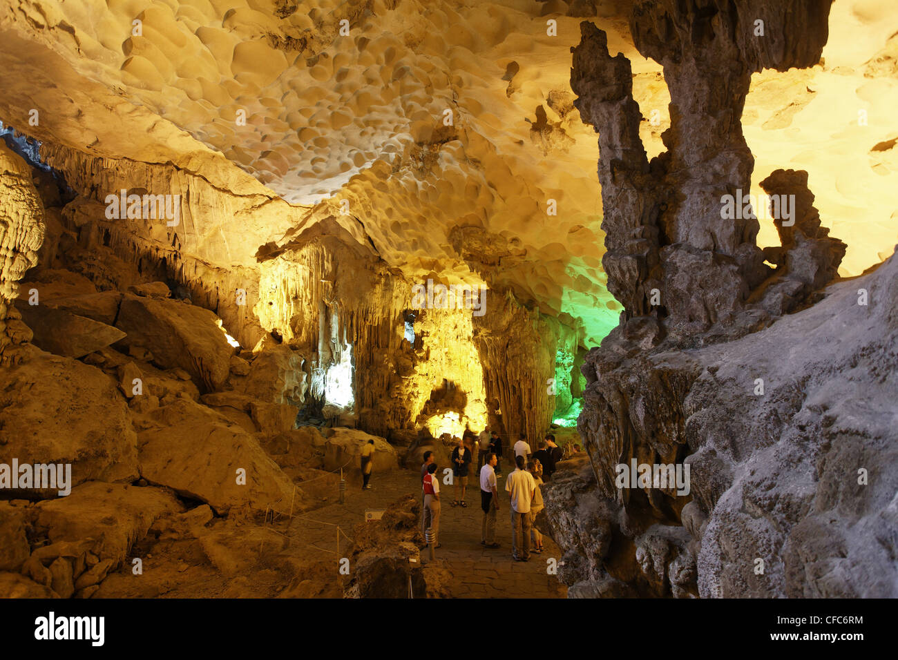 Sung Sot Grotte, Halong Bay, Quang Ninh, Vietnam Stockfoto