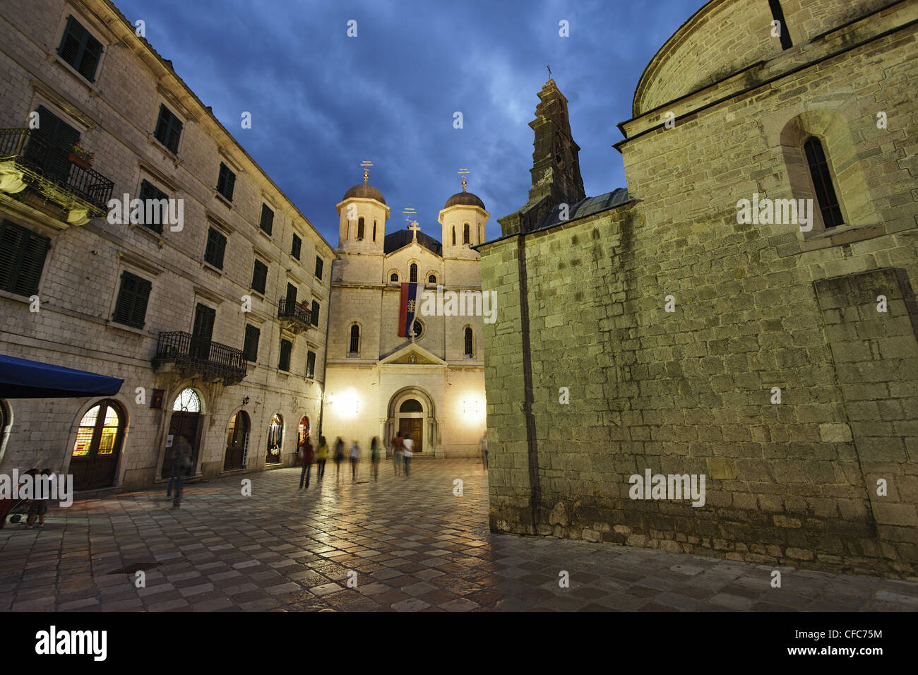 St. Nikolaus-Kirche und St. Lukas-Kirche in den Abend, Kotor, Montenegro, Europa Stockfoto