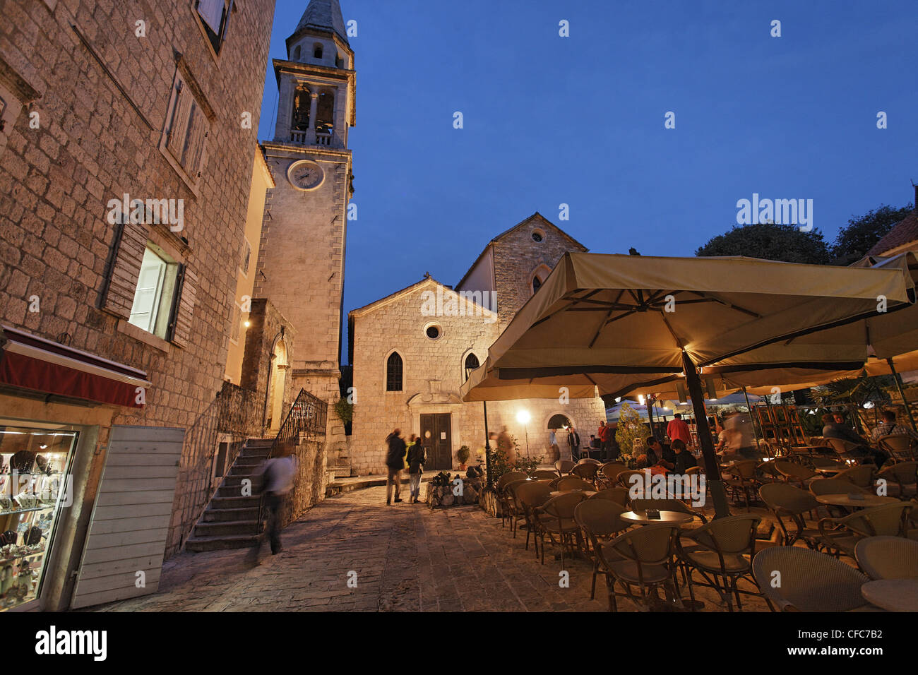 Restaurant vor der Kathedrale Sveti Ivana in den Abend, Budva, Montenegro, Europa Stockfoto