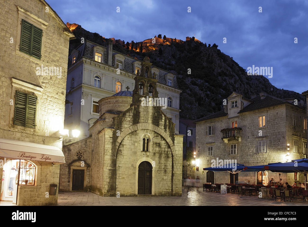 St. Lukas Kirche und Festung auf dem Hügel in den Abend, Kotor, Montenegro, Europa Stockfoto