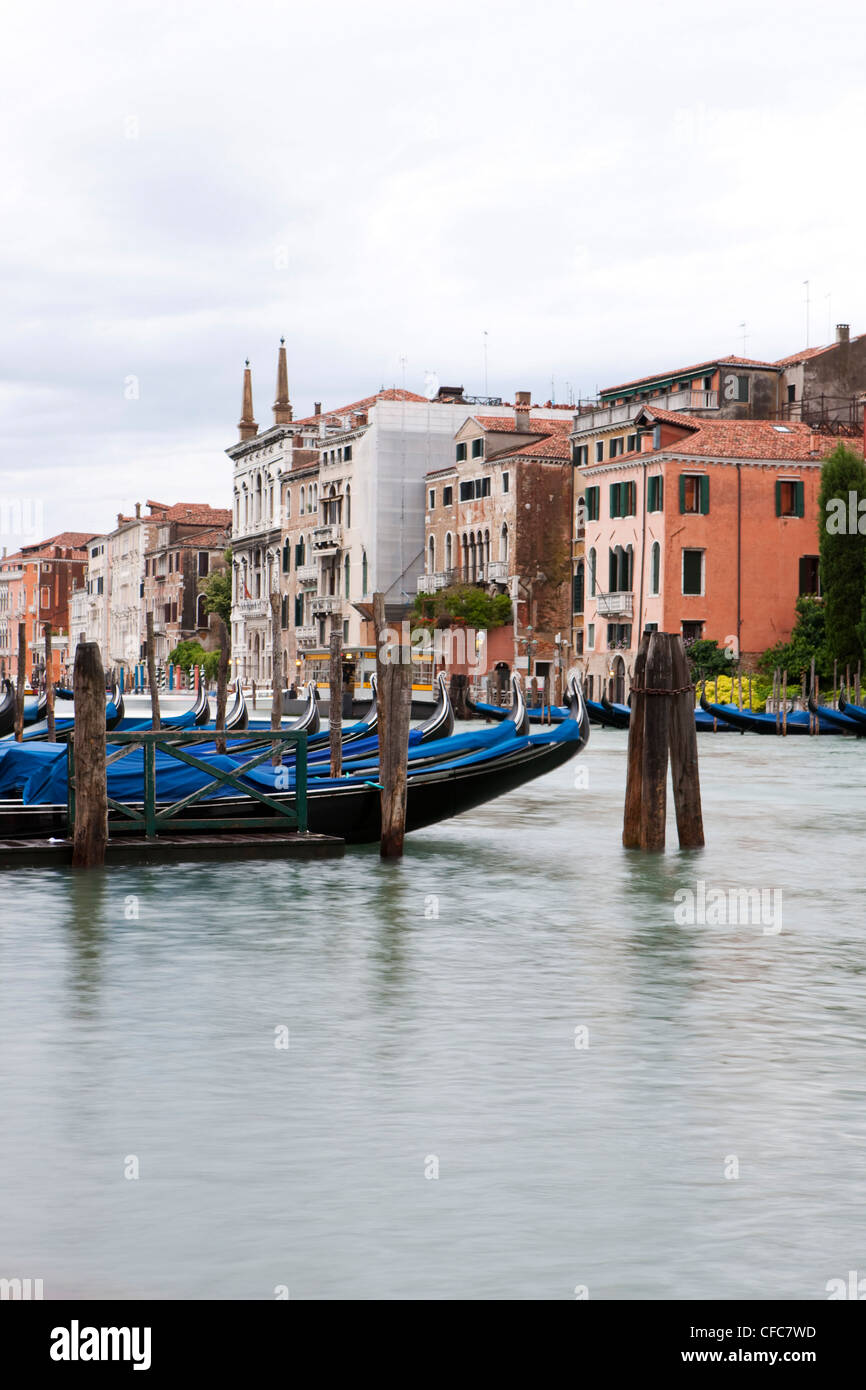 Gondeln festgemacht an einem Kanal in Venedig, Italien Stockfoto