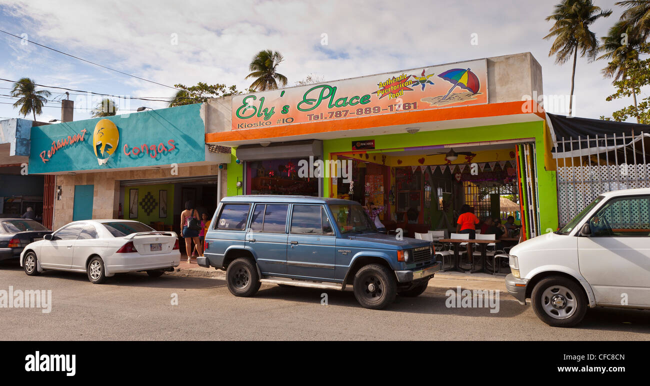 LUQUILLO, PUERTO RICO - Kiosk Restaurants mit typischen frittierte Snacks. Stockfoto