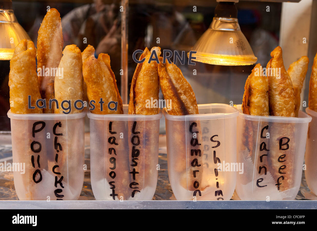 LUQUILLO, PUERTO RICO - Kiosk Restaurant typische tiefe frittierte Snacks. Stockfoto