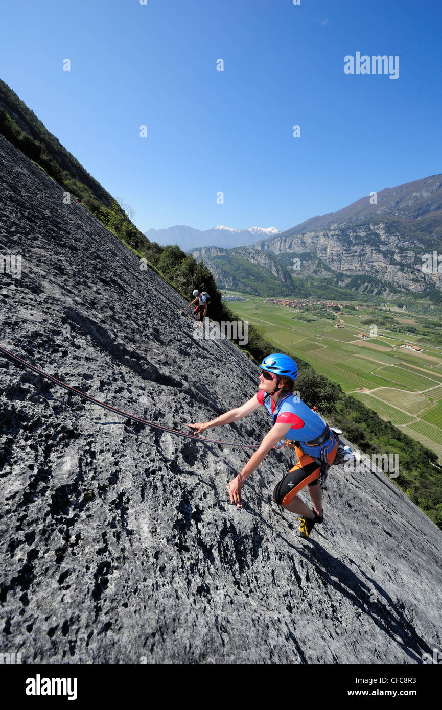Frau Fuß einer Felswand, Tal des Sarca und Berge des Gardasees im Hintergrund, Dro, Trentino, Italien, Europa Stockfoto