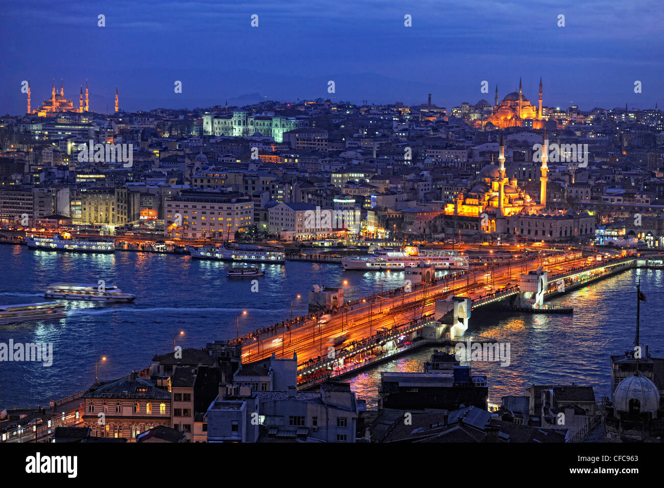 Blick über goldene Horn mit Galata-Brücke am Abend, Istanbul, Türkei Stockfoto