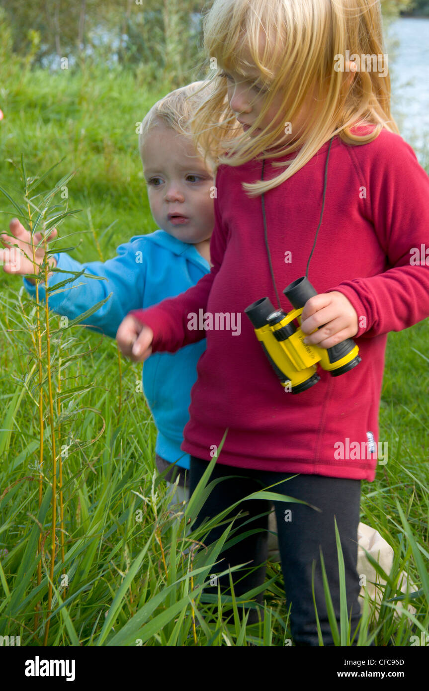Zwei Kinder auf einer Natur-Wanderung entdecken Sie etwas Erstaunliches, Woodstock, Ontario, Kanada Stockfoto