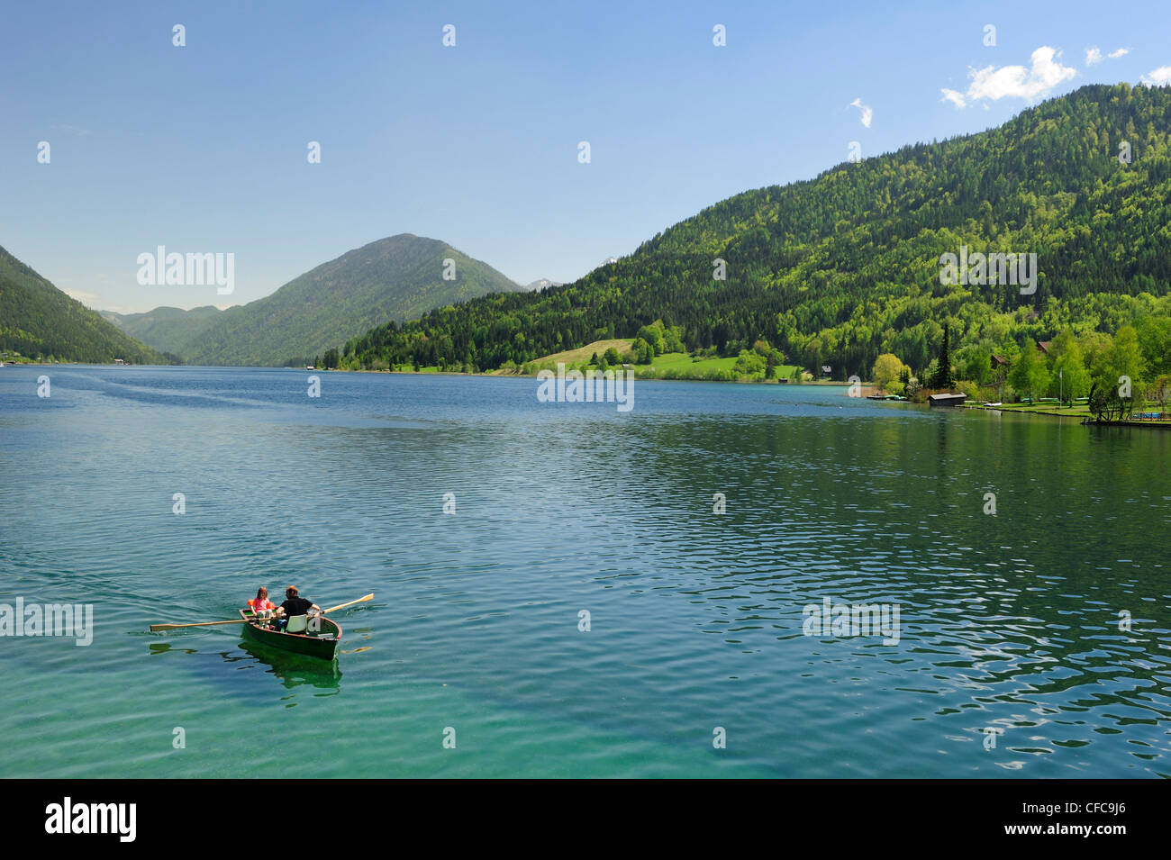 Zwei Personen in einem Ruderboot auf den Weissensee, den Weissensee, Kärnten, Austria, Europe Stockfoto