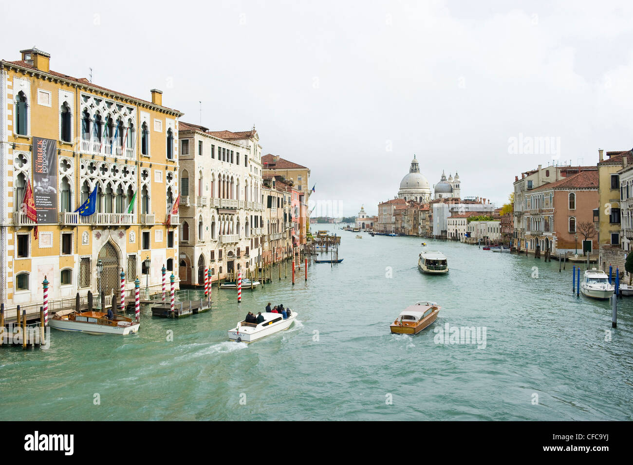 Blick entlang der Canal Grande, Santa Maria della Salute, Venedig, Veneto, Italien Stockfoto