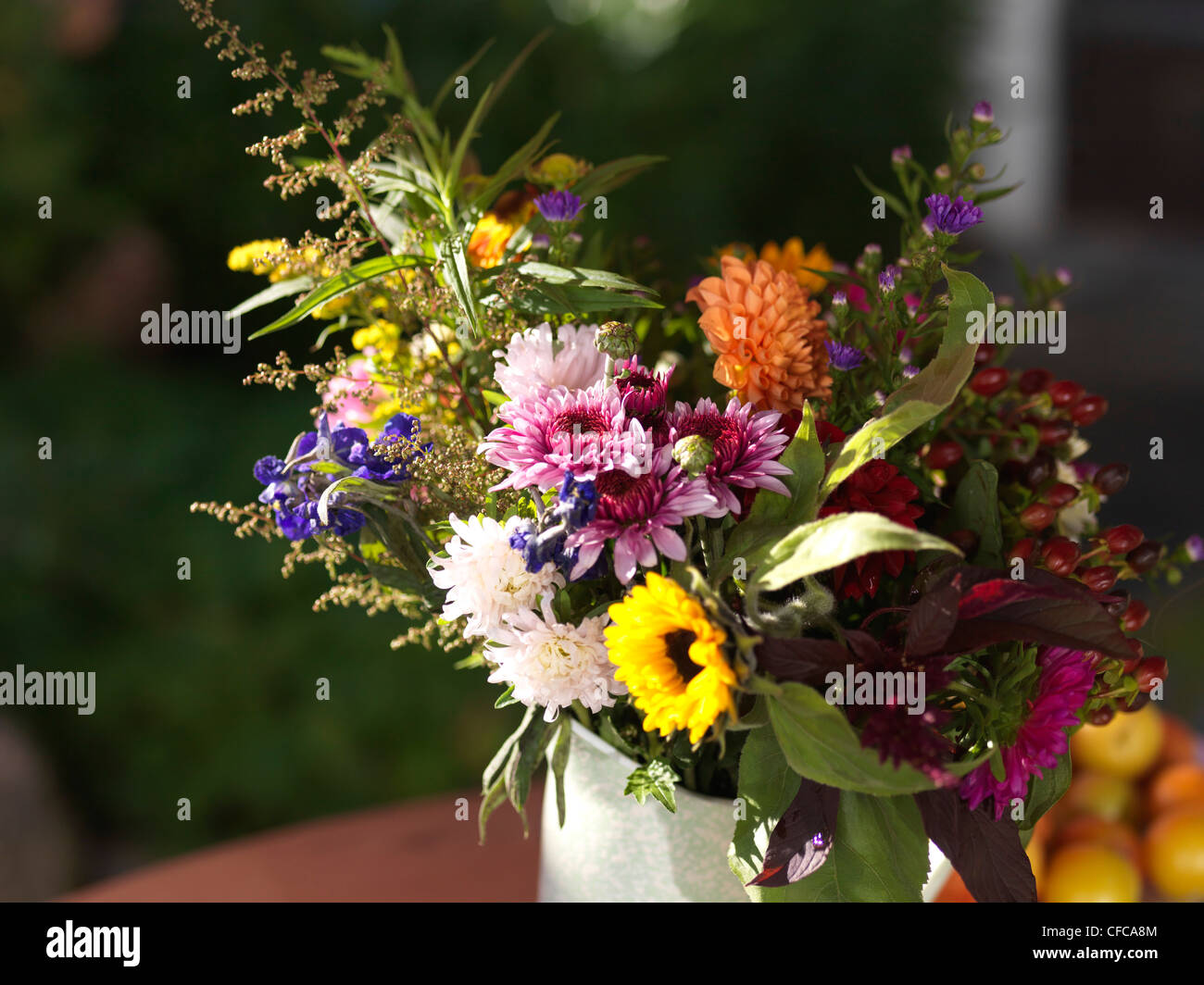 Blumenstrauss Herbst Mit Sonnenblumen Dahlien Und Astern Bayern Deutschland Stockfotografie Alamy