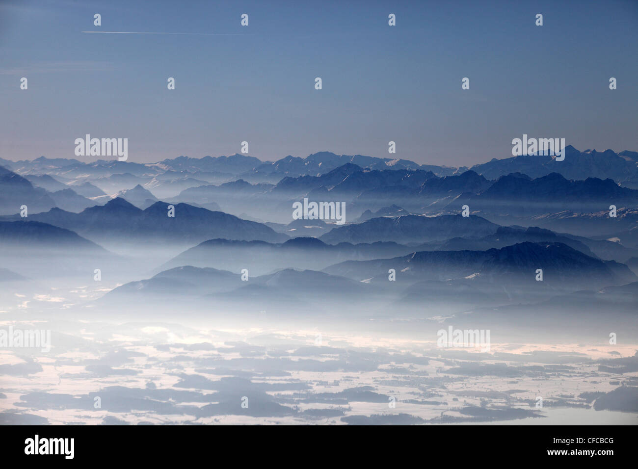 Blick nach Süden in Richtung der Chiemgau und die österreichischen Alpen, Chiemgau, Bayern, Deutschland Stockfoto
