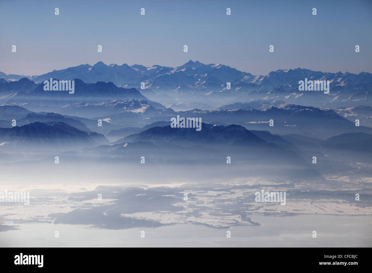 Luftbild des nördlichen Chiemsee im Winter, Blick nach Süden in Richtung der Chiemgau und die österreichischen Alpen, Bayern, Deutschland Stockfoto