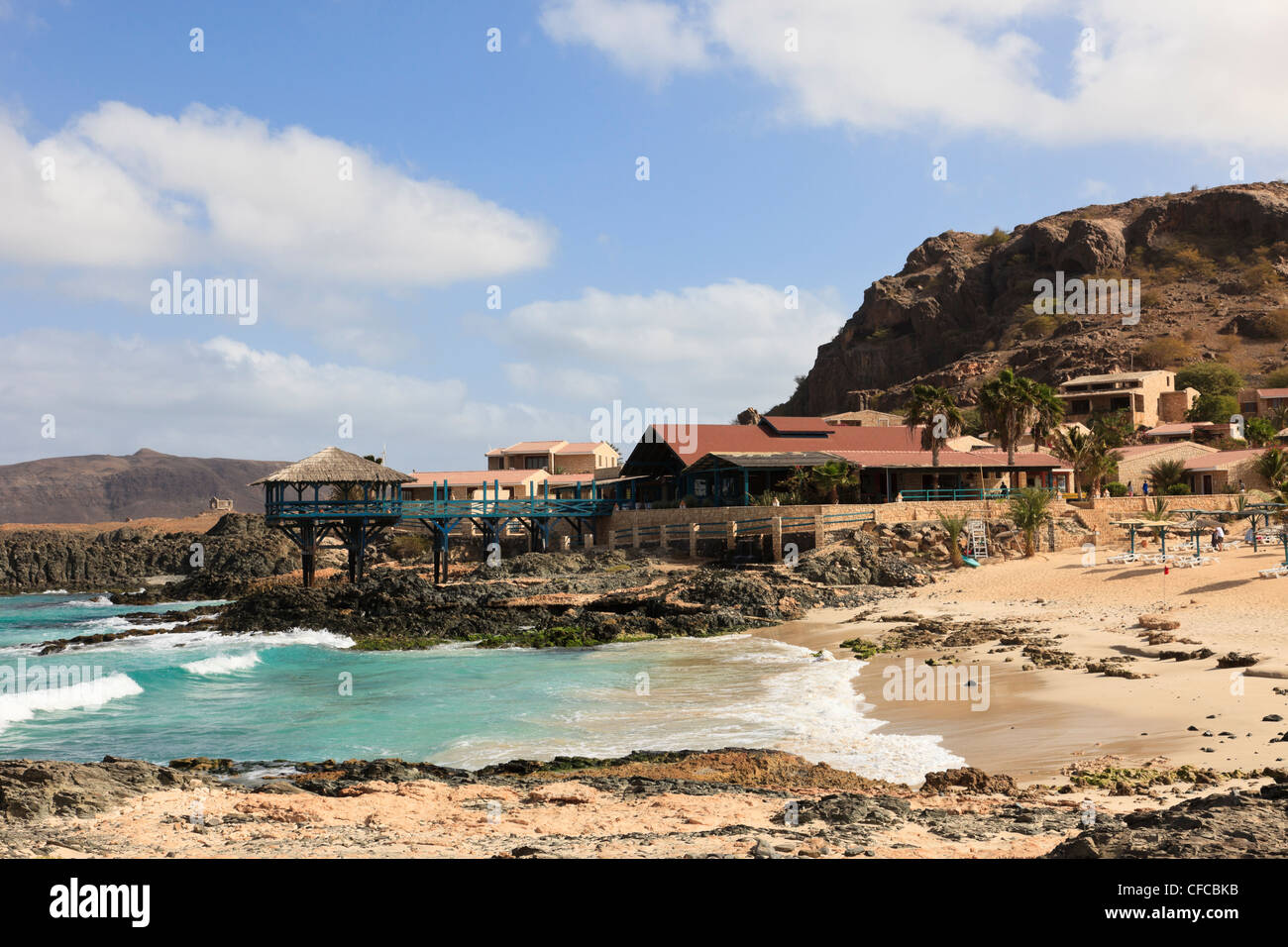 Praia Cabral, Sal Rei, Insel Boa Vista, Kap Verde Inseln. Die Marine Club Strandresort auf felsigen Küste Stockfoto
