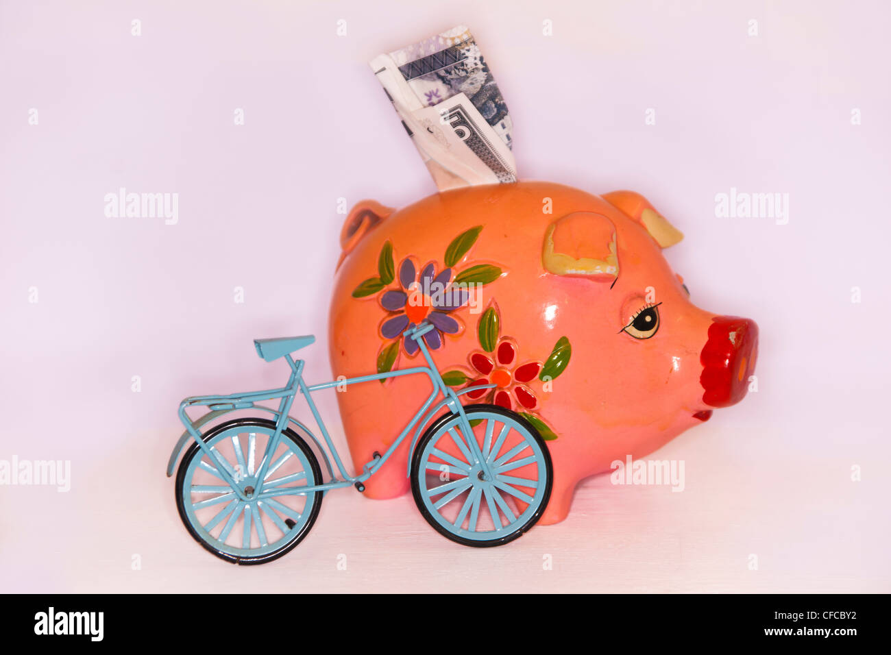 Finanzkonzept sparen, Geld, Transport, Radfahren, Fahrrad Stockfoto