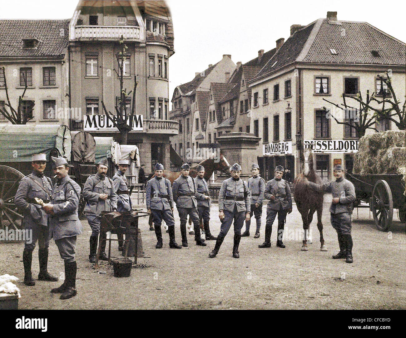 Französisch, Soldaten, Armee, Militär, Markt, Ratingen, Deutschland, Besetzung, demilitarisierte Zone, Rheinland, Truppen, 1921, Autochrom Stockfoto