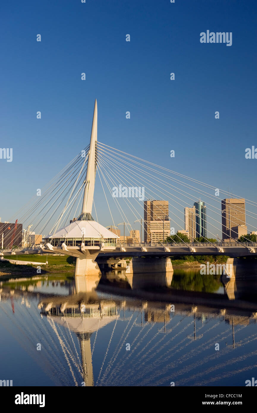 Winnipeg Skyline zeigt Nahaufnahme von der Esplanade Riel Fussgängerbrücke über den Red River aus St. Bonifatius, Manitoba, Kanada Stockfoto