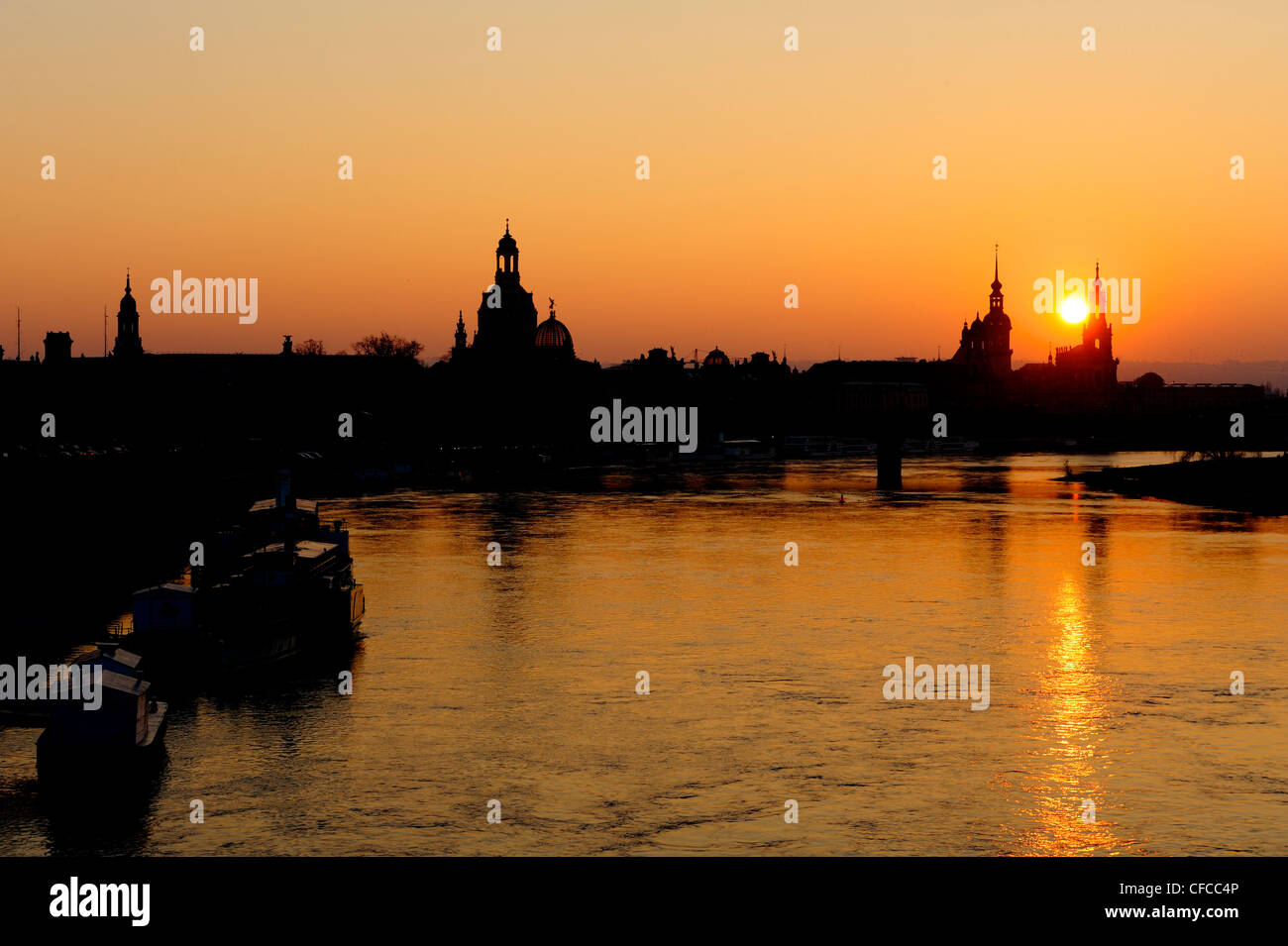 Sonnenuntergang über der Elbe mit Silhouetten der Frauenkirche, Dresdner Schloss und Kathedrale wie Skyline, Dresden, UNESCO-Welt Stockfoto