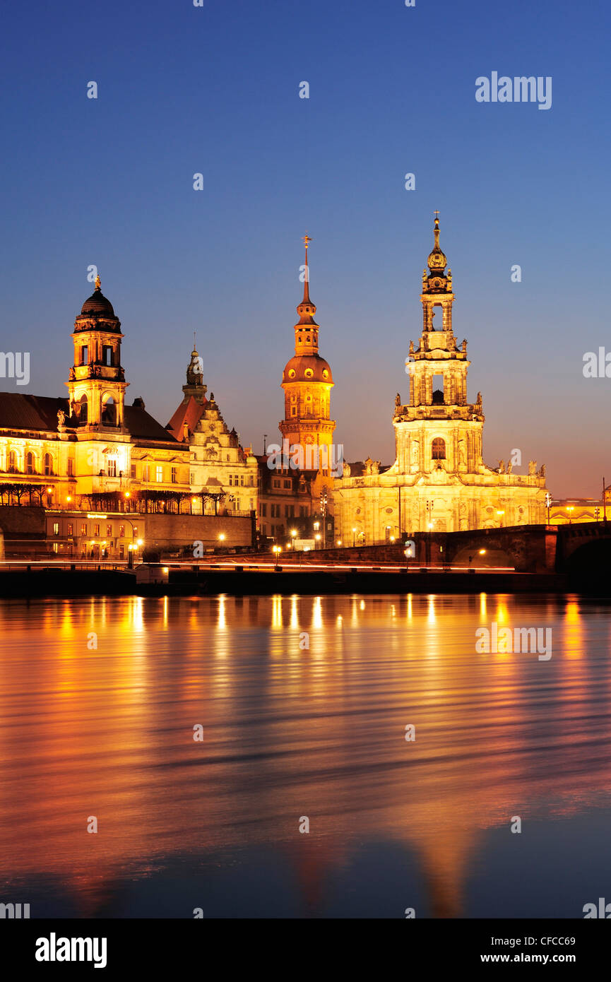 Beleuchtete Stadt Dresden mit Ständehaus, Georgentor Tor, Dresdner Schloss und Kathedrale, Fluss Elbe im Vordergrund, Dresd Stockfoto