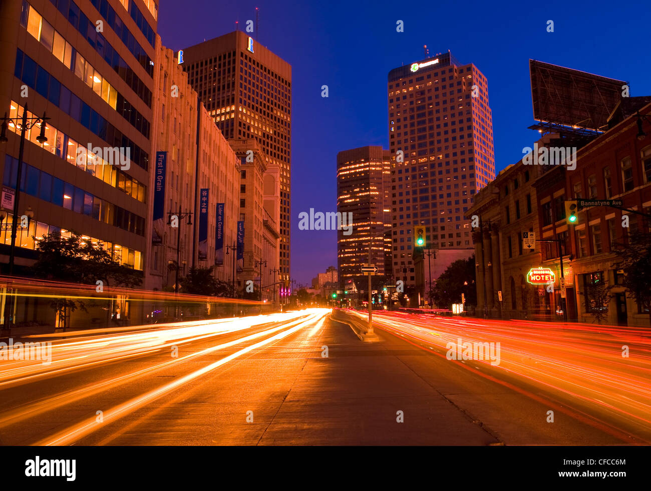 Main Street, Blick nach Süden, in der Innenstadt, Winnipeg, Manitoba, Kanada Stockfoto