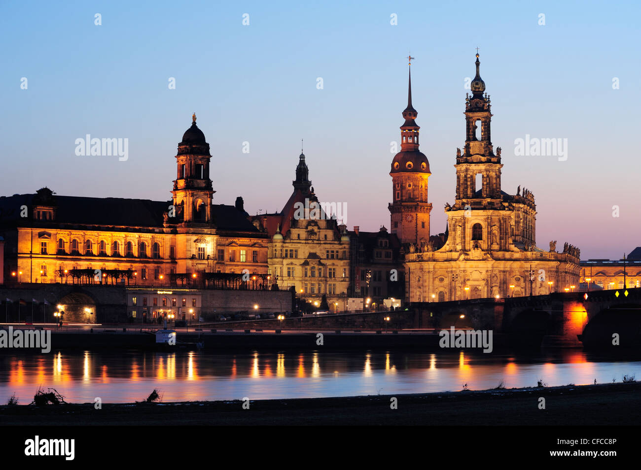 Beleuchtete Stadt Dresden mit Ständehaus, Georgentor Tor, Dresdner Schloss und Kathedrale, Fluss Elbe im Vordergrund, Dresd Stockfoto