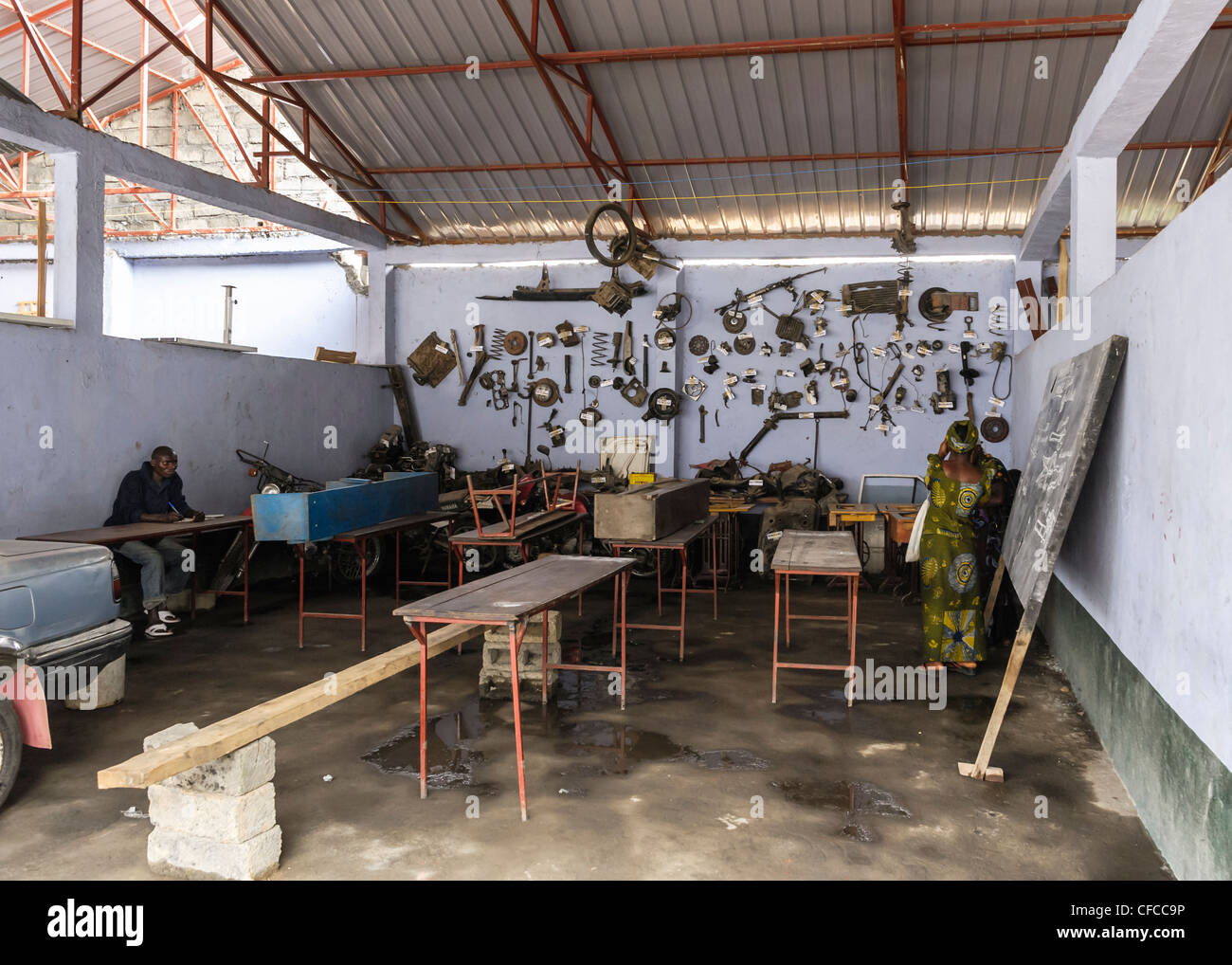 Ein Klassenzimmer, motor Mechanik in Goma, demokratische Republik Kongo zu lehren. Bild von Julie Edwards Stockfoto
