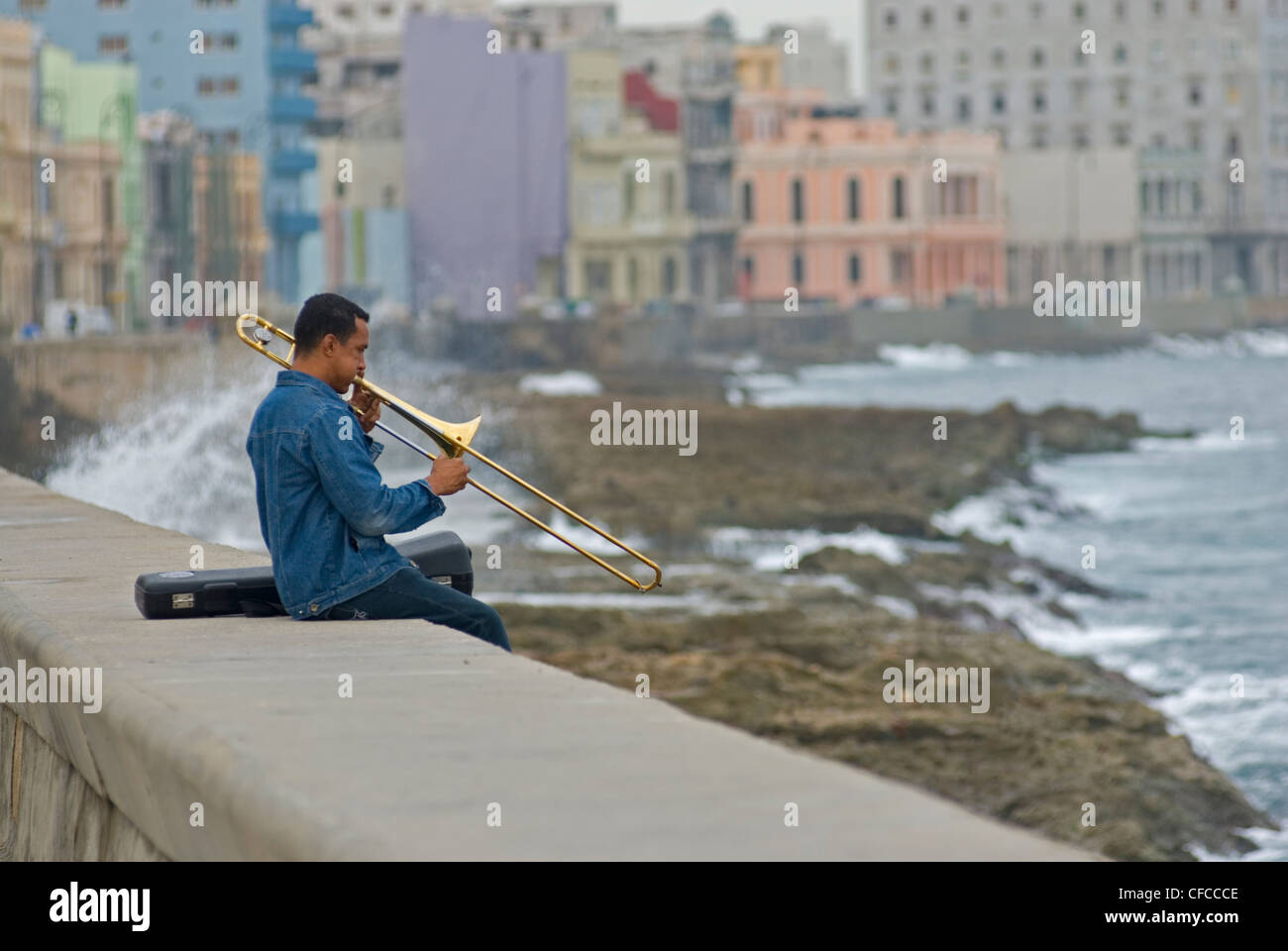 Ein Mann auf dem Malecon Havanna Kuba Posaune spielen Stockfoto