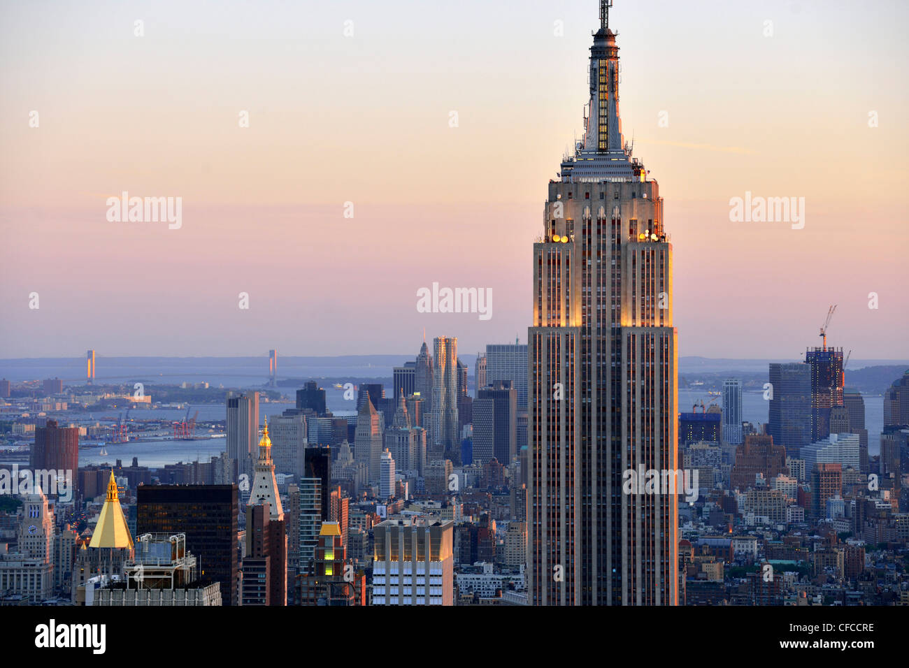 Blick Vom Rockefeller Center Innenstadt Empire State Building Manhattan New York City New York Usa Stockfotografie Alamy