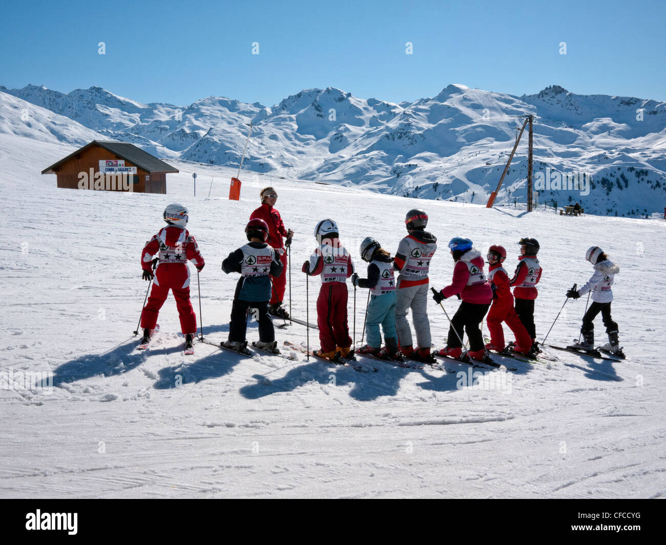 Kinder in der Skischule aufgereiht auf der Piste in Courchevel Trois Vallées Frankreich Stockfoto