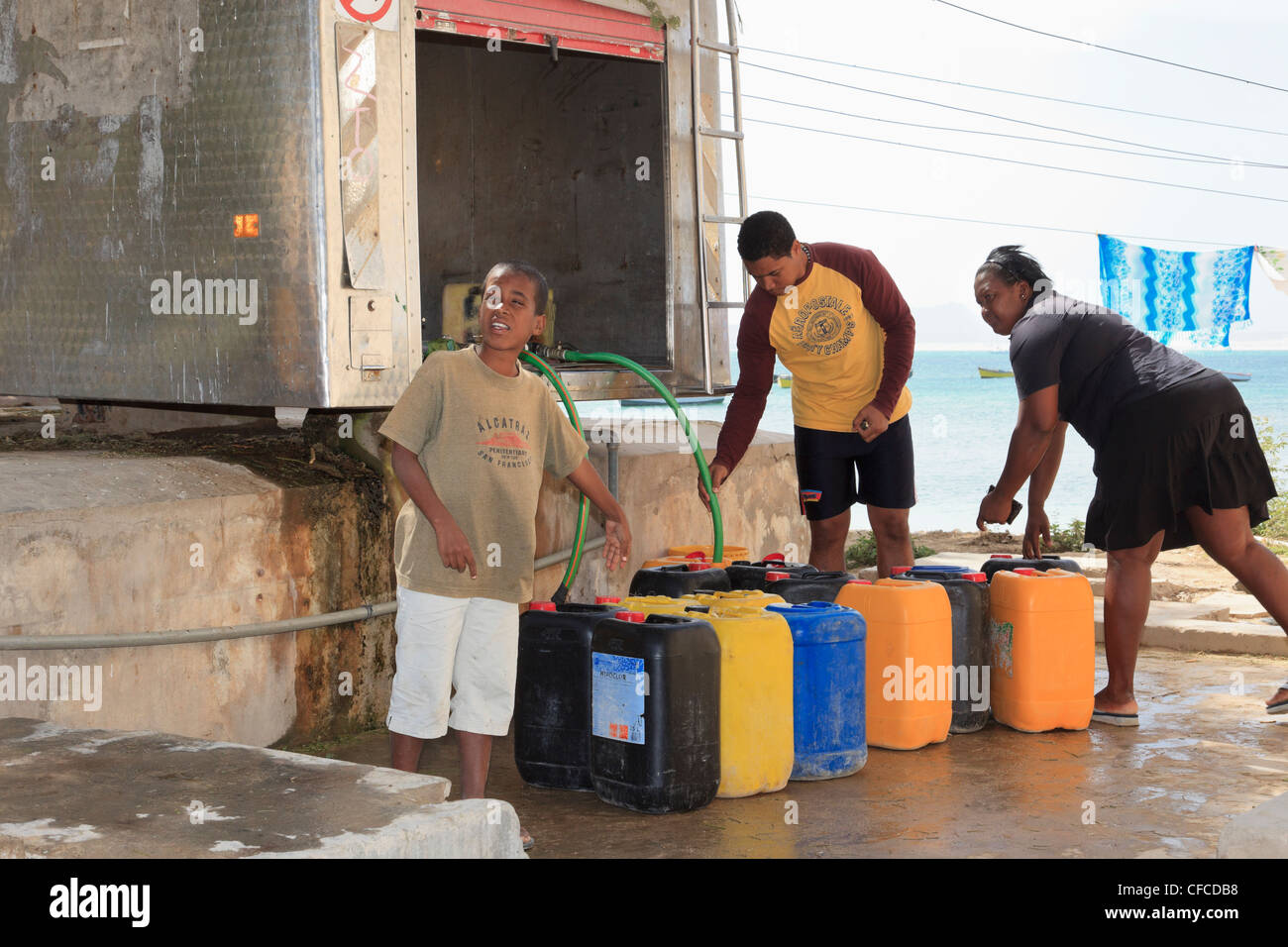 Die Menschen vor Ort mit Behältern für die Erfassung von entsalztes