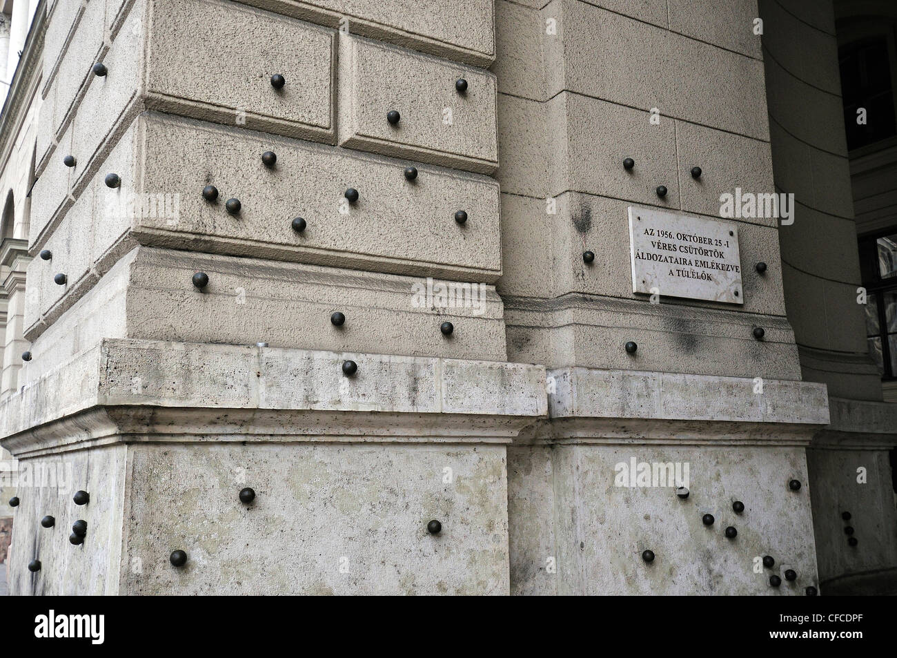 Eine Wand Eines Gebaudes Wo Man Noch Die Einschusslocher Des Angriffs In 1956 Sehen Jedes Loch Hat Eine Verstopfte Kugel Als Seine Zeugen Budapest Ungarn Stockfotografie Alamy