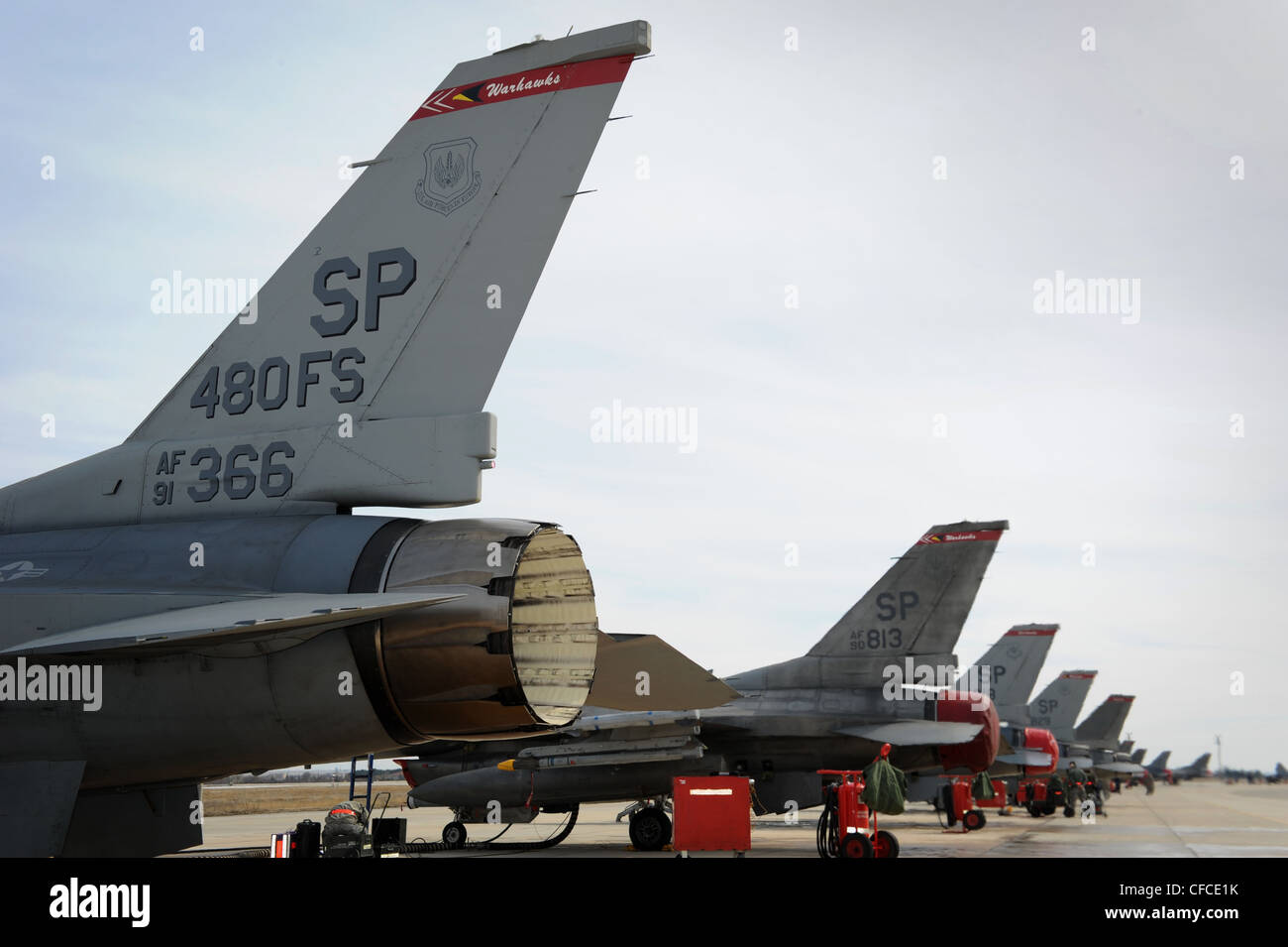 KONYA, Türkei -- F-16 Kampf gegen Falken von der Spangdahlem Air Base, Deutschland, Linie der Start-und Landebahn der Konya Air Base, Türkei, vor dem Start während der Übung Anatolian Falcon 2012. Während der bilateralen Trainingsübung wird das Geschwader Missionen wie Luftverbotsflüge, Angriffe, Luftüberlegenheit, Verteidigungsunterdrückung, Luftauftrieb, Luftbetankung und Aufklärung fliegen. Stockfoto