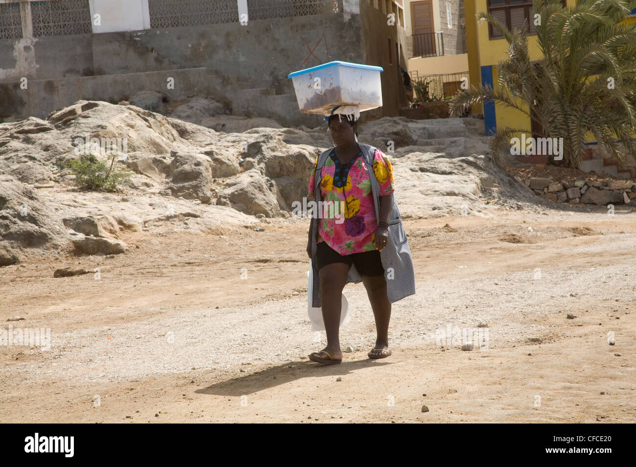 Boa Vista Kapverden lokalen resident Wandern zusammen mit Kunststoff-Box auf Kopf mit frisch gebackenem Kuchen Stockfoto