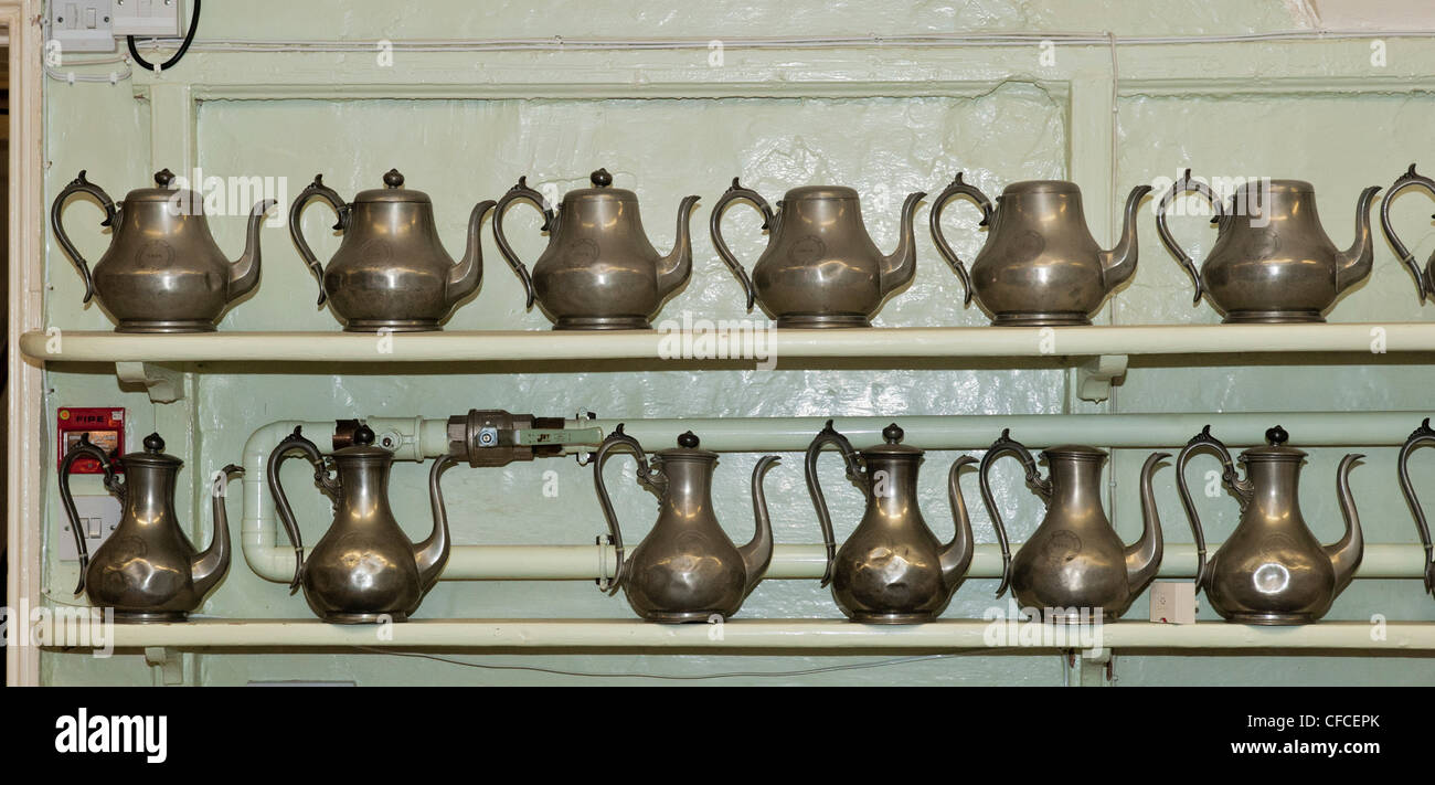 Tee- und Kaffeekannen aus Metall im Regal in der Küche des Mansion House York. Stockfoto